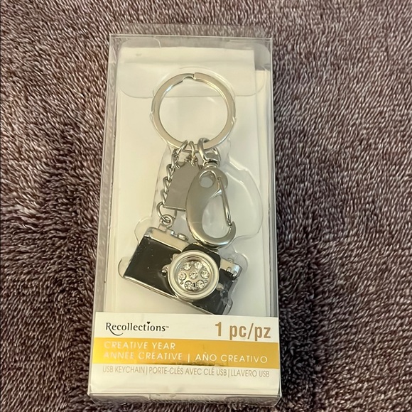 Recollections USB Camera Keychain - Picture 2 of 3